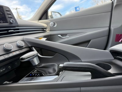2025 Hyundai ELANTRA SE